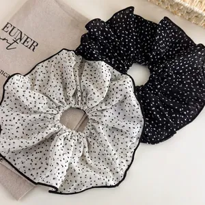 Lot de deux grands chouchous à pois en maille noir et blanc avec bords volantés