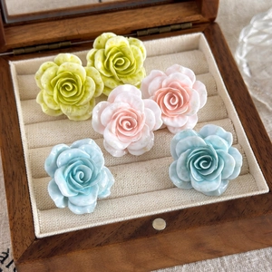 Élégantes boucles d'oreilles rose 3D en rose, bleu et vert avec une finition en émail poli