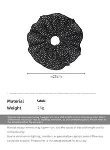 Détail d'un grand chouchou en tulle noir à pois blancs avec informations sur la taille