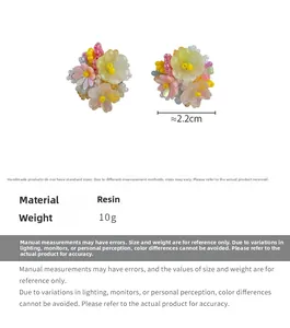 Vue détaillée des boucles d'oreilles fleur en résine de 2,2cm avec poids de 10g