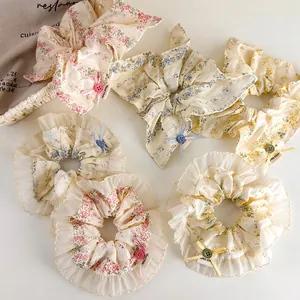 Chouchous à fleurs avec bordure en dentelle, nœuds et boutons de style français élégant
