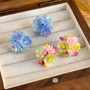 Boucles d'oreilles fleuries faites main en perles colorées dans un écrin en bois élégant