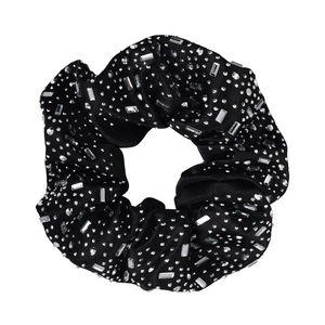 Elegante elastico per capelli in raso nero con strass scintillanti su fondo bianco