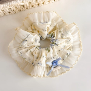 Chouchou floral avec bordure en dentelle, bouton bleu et design artisanal vintage