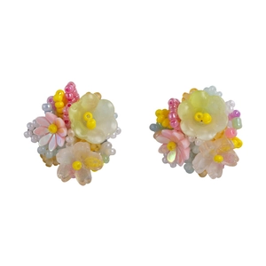 Boucles d'oreilles fleuries en perles colorées avec pétales en résine pastel