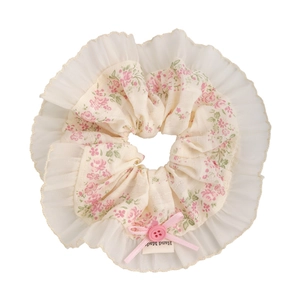 Chouchou floral avec bordure en dentelle, nœud rose et étiquette fait main élégante