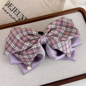 Détail de la pince à cheveux à carreaux avec ruban satin violet et perles blanches