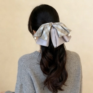 Pince à cheveux élégante avec nœud à carreaux, satin lavande et perles, vue arrière