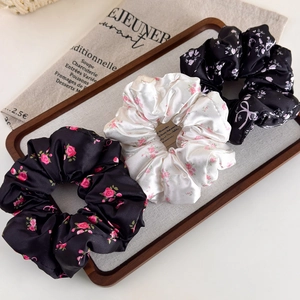 Set di tre elastici per capelli in raso floreale francese su vassoio in legno vintage