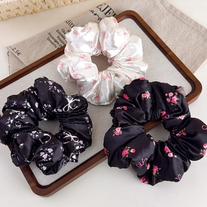 Set di tre elastici per capelli in raso a fiori color crema e nero per uno stile elegante