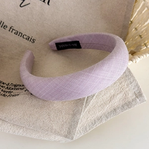 Detail des hellvioletten karierten Haarreifs mit dem handgefertigten Etikett am Innenstoff