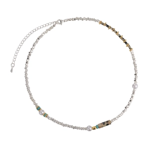 Collier de style bohème avec cubes argentés, perles blanches et pierres turquoise sur blanc