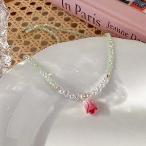 Dettaglio della collana di perle tulipano con perline di cristallo verdi e fiore