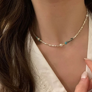 Collier de perles de style vintage avec pierres turquoise et accents argentés chic