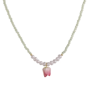 Collana di perline di cristallo verde con perla bianca e ciondolo a forma di tulipano