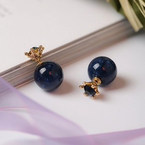Pendientes de resina azul estelar con diseño de corona dorada y detalles de pedrería brillante