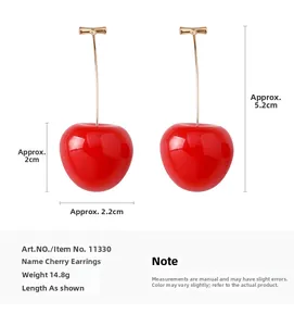 Vue détaillée des boucles d'oreilles cerises rouges de 5,2 cm de long et 14,8 g