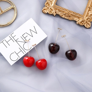 Boucles d'oreilles cerises avec pendentifs rouge vif et tiges élégantes en métal doré