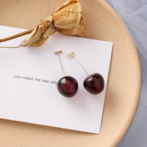 Boucles d'oreilles cerises rouges avec crochets dorés et design de fruits vintage