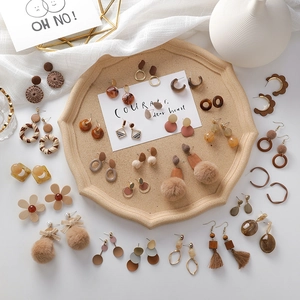 Collection de boucles d'oreilles en peluche et acrylique brun beige style rétro doux