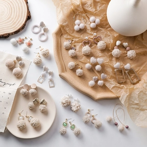 Boucles d'oreilles boules en peluche d'hiver avec cœurs et étoiles beiges et métal