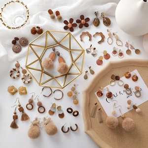 Coffret de boucles d'oreilles vintage en acrylique marron et peluche au style automnal