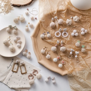 Boucles d'Oreilles Pendantes d'Hiver Boule de Peluche Cœur Fleur pour Femmes Alliage Fausse Fourrure Künstliche Perle Géométrique Bijoux