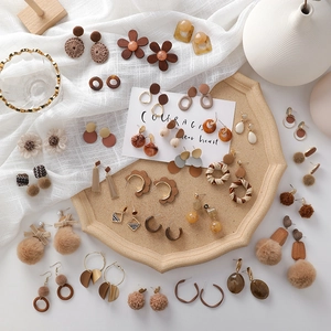 Boucles d'oreilles vintage en acrylique marron et peluche aux tons terreux d'automne