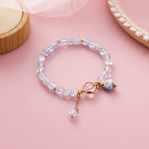 Detailansicht der hellblauen Crackle-Kristallperlen und des süßen Katzenanhängers am Armband