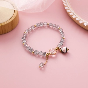 Detail von Perlenarmband mit grauer Krack-Quarz und weißem Maneki-Neko Katzenanhänger