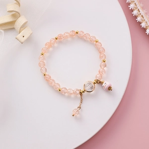 Detaillierte Makroansicht der rosa Glasperlen und Katzenanhänger für ein süßes Armband