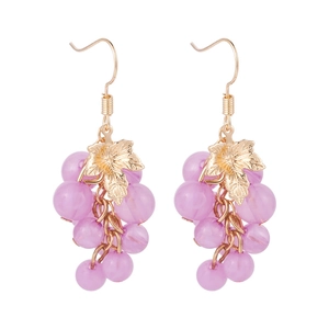 Orecchini pendenti a uva viola creativi con perle in resina e foglie dorate da donna