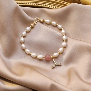 Bracciale di perle d'acqua dolce con cristallo rosa e ciondolo a coda di sirena dorata