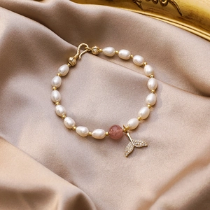 Bracciale di perle d'acqua dolce con ciondolo a coda di sirena su raso champagne