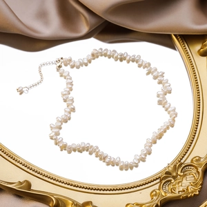 Collier de perles d'eau douce baroques avec fermoir doré sur miroir vintage