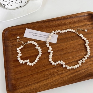Vue détaillée du collier et bracelet en perles d'eau douce baroques sur plateau