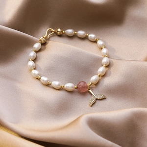 Elegante bracciale di perle d'acqua dolce con perle dorate, cristallo rosa e coda di sirena