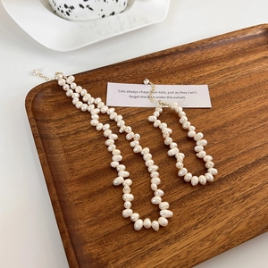 Ensemble collier et bracelet en perles d'eau douce baroques avec fermoir doré sur plateau