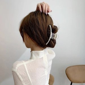 Detailansicht der eleganten Acryl-Haarklammer mit großen weißen Perlen für Damen