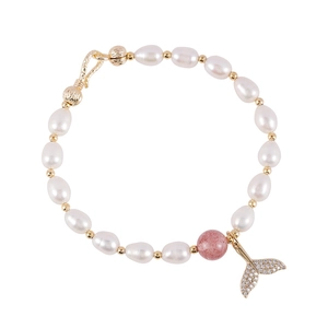 Elegante bracciale di perle d'acqua dolce con quarzo fragola rosa e coda di sirena dorata