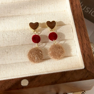 Détails de boucles d'oreilles d'hiver avec cœur brun et pompons en peluche beige