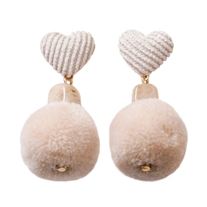 Boucles d'oreilles cœur d'hiver avec pompons en peluche beige et texture velours
