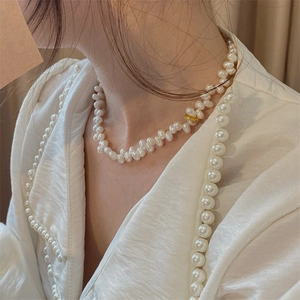 Collier élégant en perles d'eau douce baroques avec fermoir doré sur le cou