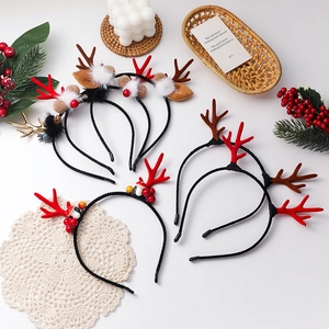 Detail von Weihnachts-Rentier-Geweih-Stirnbändern mit Plüschbällen, Beeren und Glocken