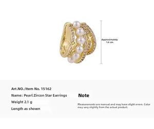 Détail de la bague d'oreille dorée avec perles et étoile en zircon, poids 2,1g, hauteur 1,6cm