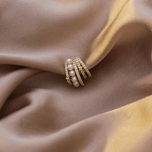 Luxe Manchette d'Oreille Multicouche en Cuivre Plaqué Or Avec Étoile Künstliche Perle Blanche Zircone Sans Perçage Bijoux Pour Femmes