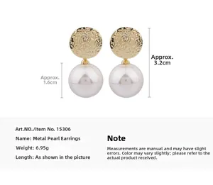 Détail des boucles d'oreilles perles en métal avec dimensions 3,2cm longueur et 1,6cm perle