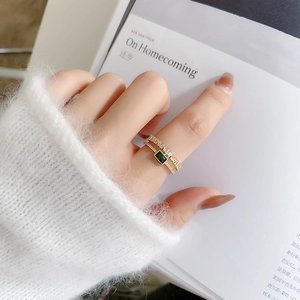 Eleganti anelli doppi dorati con pietra verde taglio smeraldo e accenti in zircone