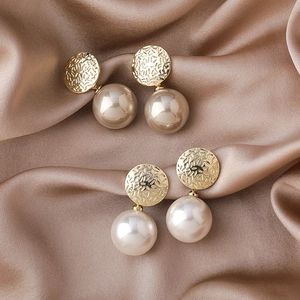 Boucles d'oreilles élégantes en perles blanches et champagne avec accents métalliques dorés