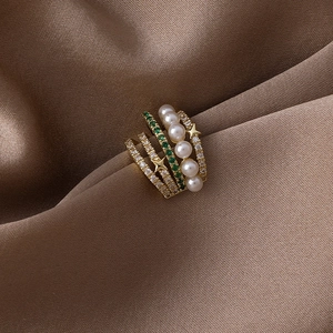 Manchette d'oreille vintage dorée multicouche avec zircons verts, perles et étoiles